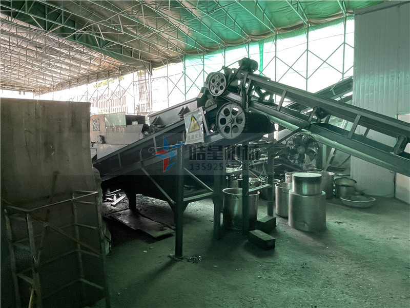 斷橋鋁破碎機(jī)<a href='http://www.haizhiyu.cn/psxl/1279.html' target='_blank'><span>廢鋁破碎</span></a>分選現(xiàn)場(chǎng)