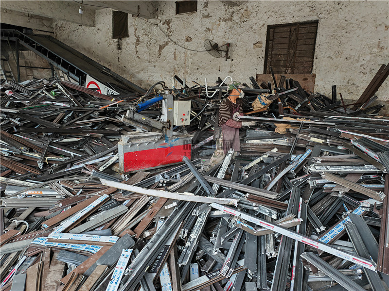 <a href='http://www.haizhiyu.cn/psxl/1278.html' target='_blank'><span>斷橋鋁破碎</span></a>現(xiàn)場(chǎng)